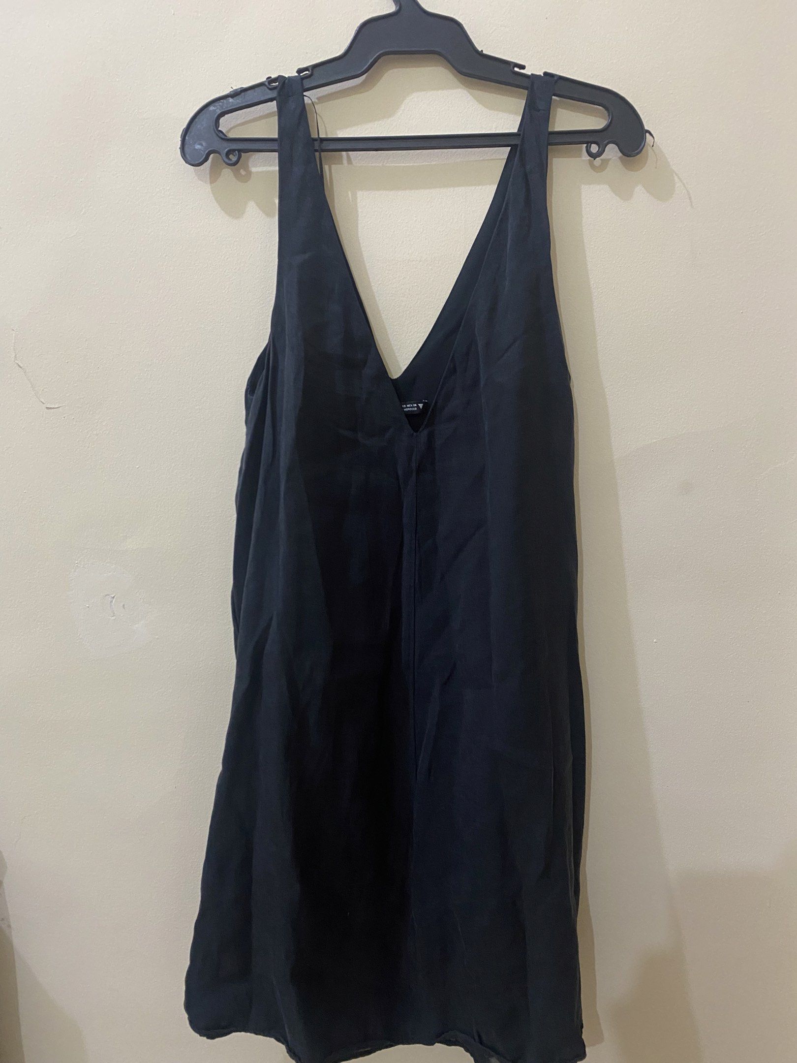 Zara Black V-Neck Dress (Category: Dresses) located in Taguig. Submitted by _nicsss (Listing ID 1418828373, Image 1). Description: - Zara black V-neck dress - Size: XS - Sleeveless - Lightweight and flowy fabric - Simple and elegant style - Suitable for various occasions.