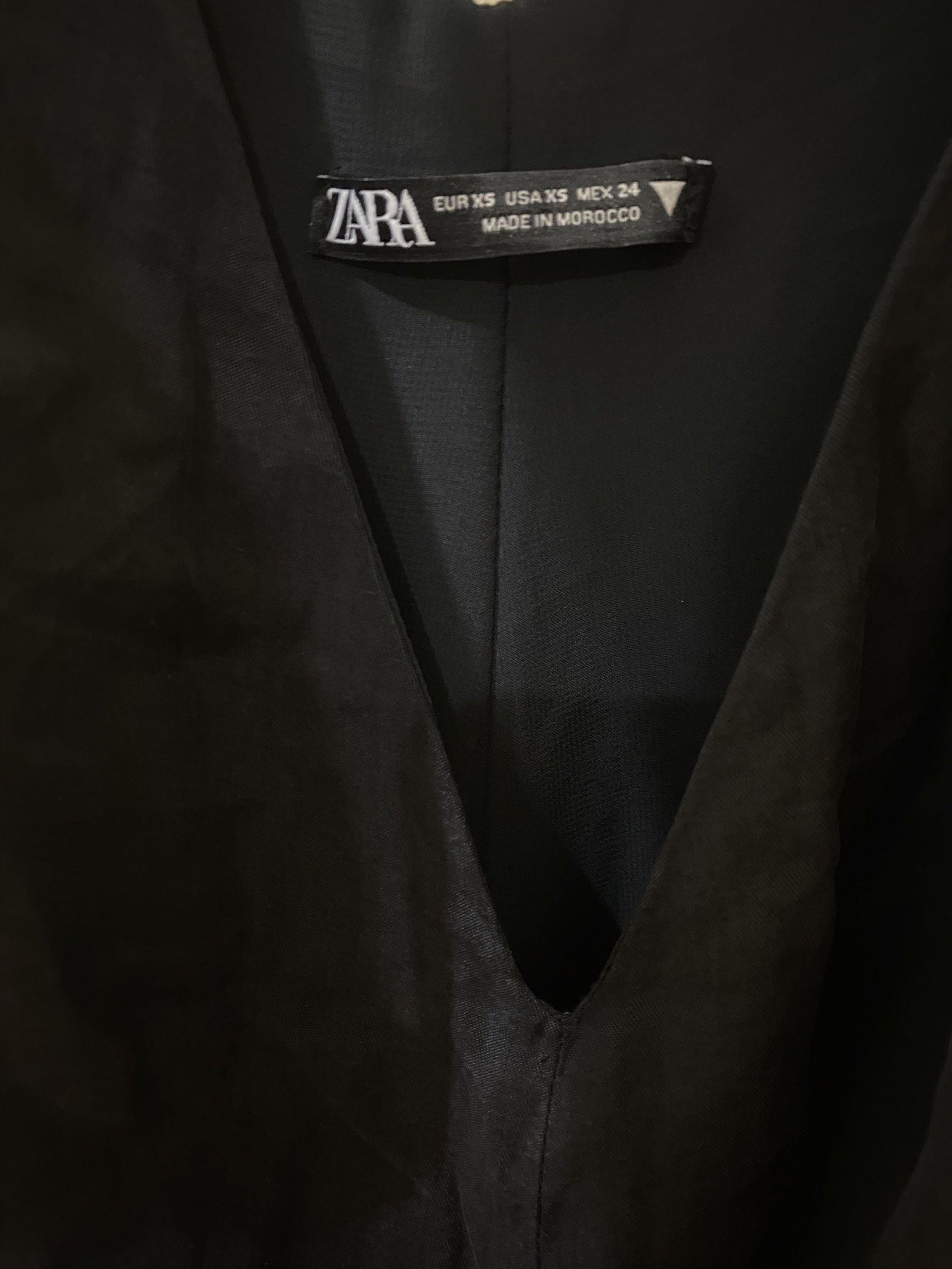 Zara Black V-Neck Dress (Category: Dresses) located in Taguig. Submitted by _nicsss (Listing ID 1418828373, Image 2). Description: - Zara black V-neck dress - Size: XS - Sleeveless - Lightweight and flowy fabric - Simple and elegant style - Suitable for various occasions.