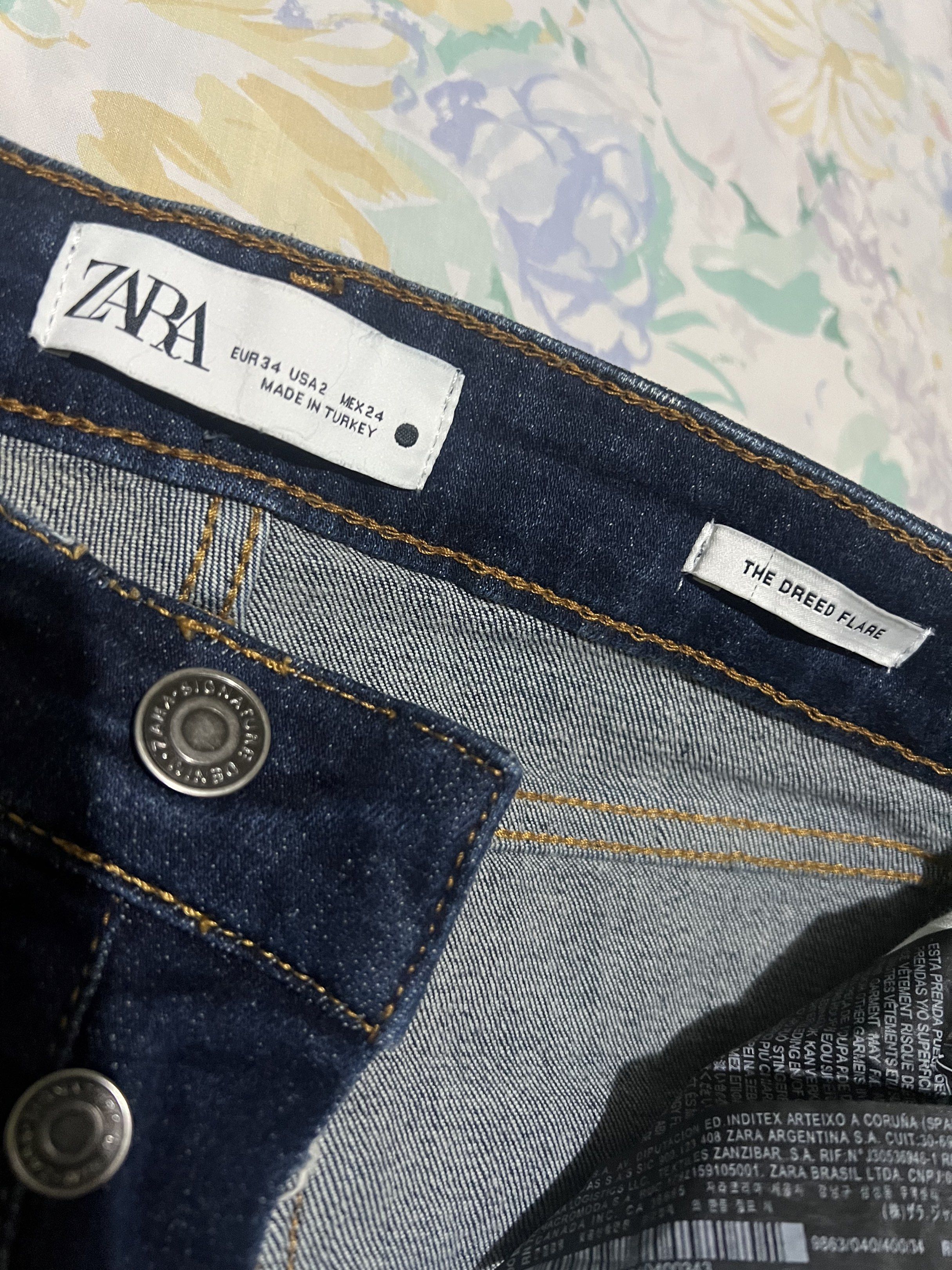 ZARA Dreed Flare Dark Blue Jeans (Category: Jeans) located in Quezon City. Submitted by labnstyle (Listing ID 1418893269, Image 2). Description: Preloved but only used once. Super like new. No issue Can fit 24-26 waistline.