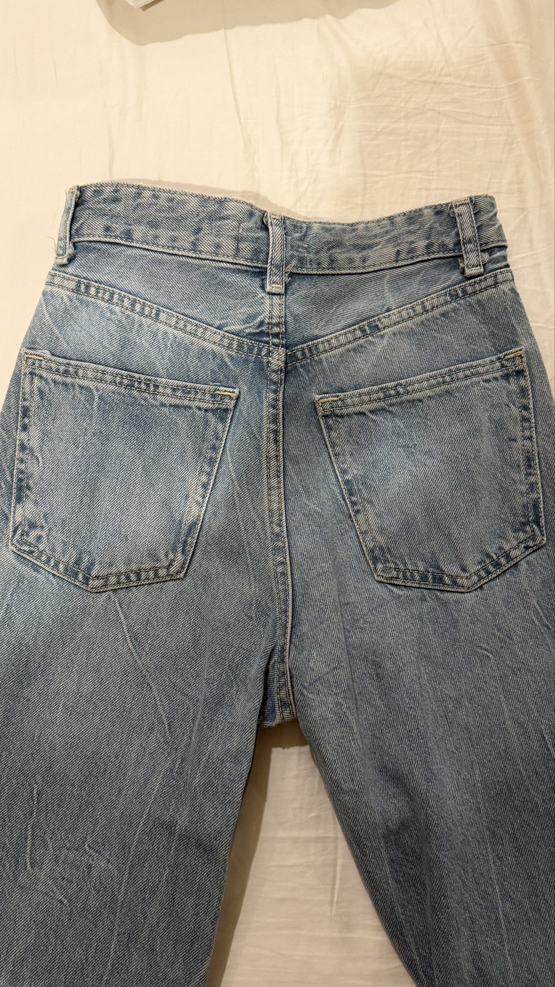 Zara High waisted Denim Jeans (Category: Jeans) located in Quezon City. Submitted by preloved__cw (Listing ID 1418925173, Image 2). Description: Zara High waisted Denim Jeans in size 32 Fits 24-25 1000/10 condition! 🫶🏼 Pm for when worn pics Rfs: decluttering .