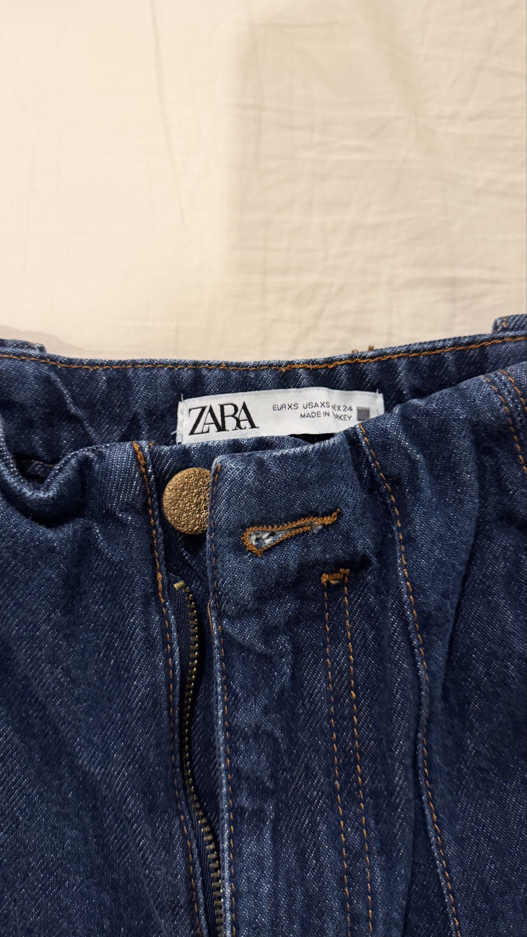 Zara high-waisted denim jeans (Category: Jeans) located in Quezon City. Submitted by preloved__cw (Listing ID 1418897687, Image 2). Description: Authentic Zara High waisted jeans Size: 32 (23-25) Fits xxs-small frames only Pls msg for ww pics! ☺️ (NO MEASUREMENTS).