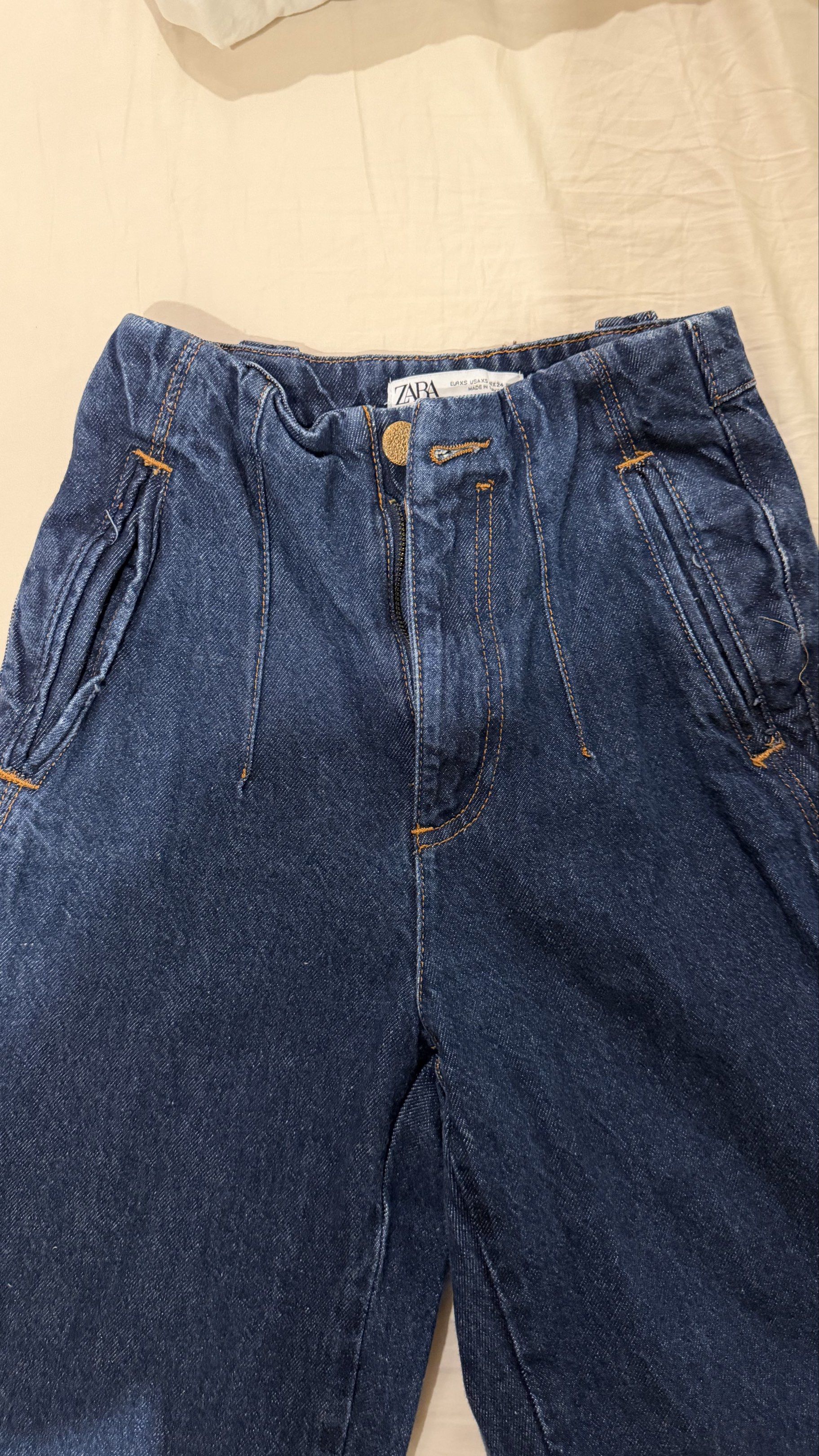 Zara high-waisted denim jeans (Category: Jeans) located in Quezon City. Submitted by preloved__cw (Listing ID 1418897687, Image 1). Description: Authentic Zara High waisted jeans Size: 32 (23-25) Fits xxs-small frames only Pls msg for ww pics! ☺️ (NO MEASUREMENTS).