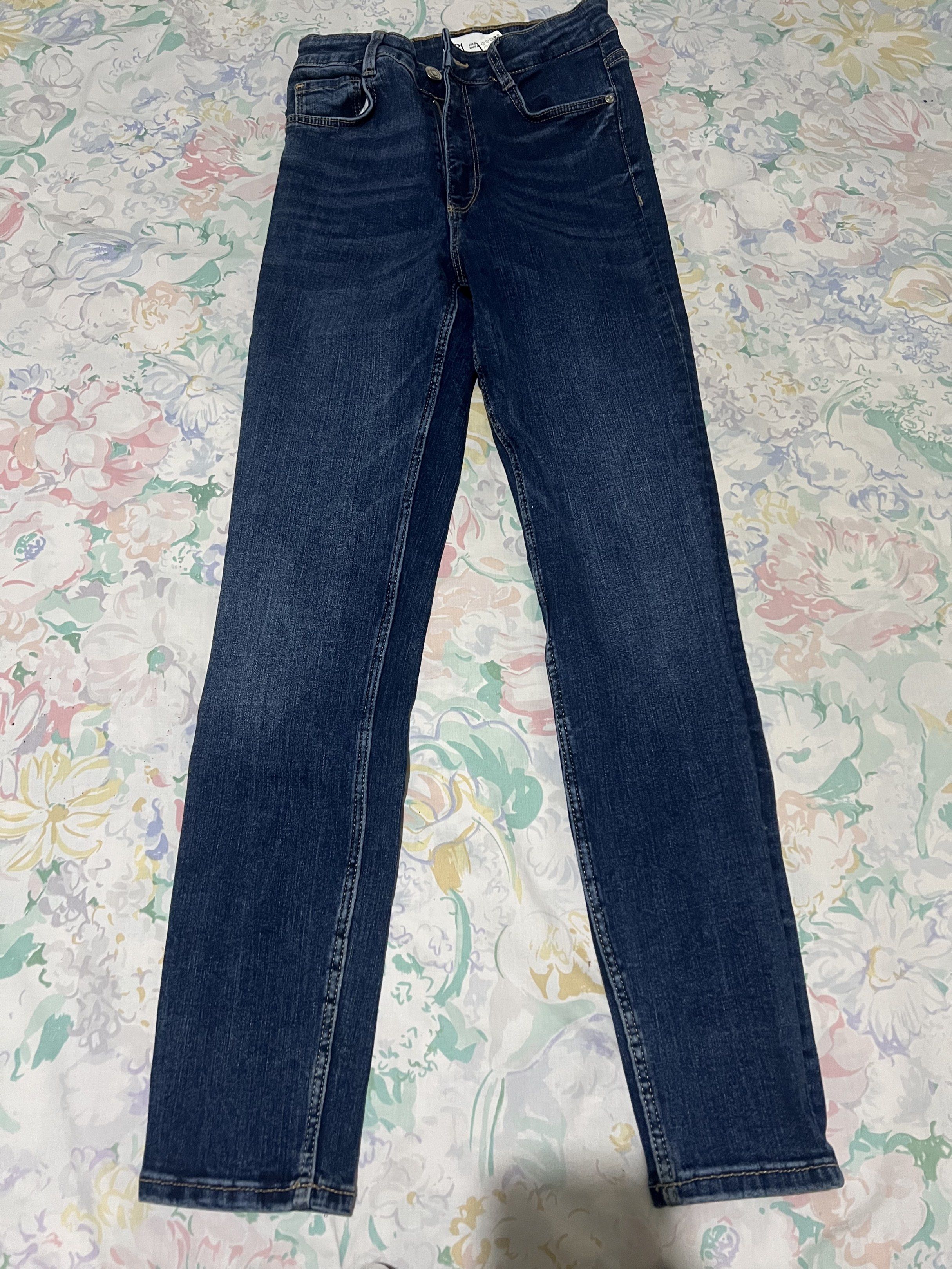 ZARA Slim Jeggings (Category: Jeans) located in Quezon City. Submitted by labnstyle (Listing ID 1418895038, Image 3). Description: Preloved but only used 2x Can fit 24-26 waistline but medium on tag. Lightly stretch. Bought in Zara BGC..
