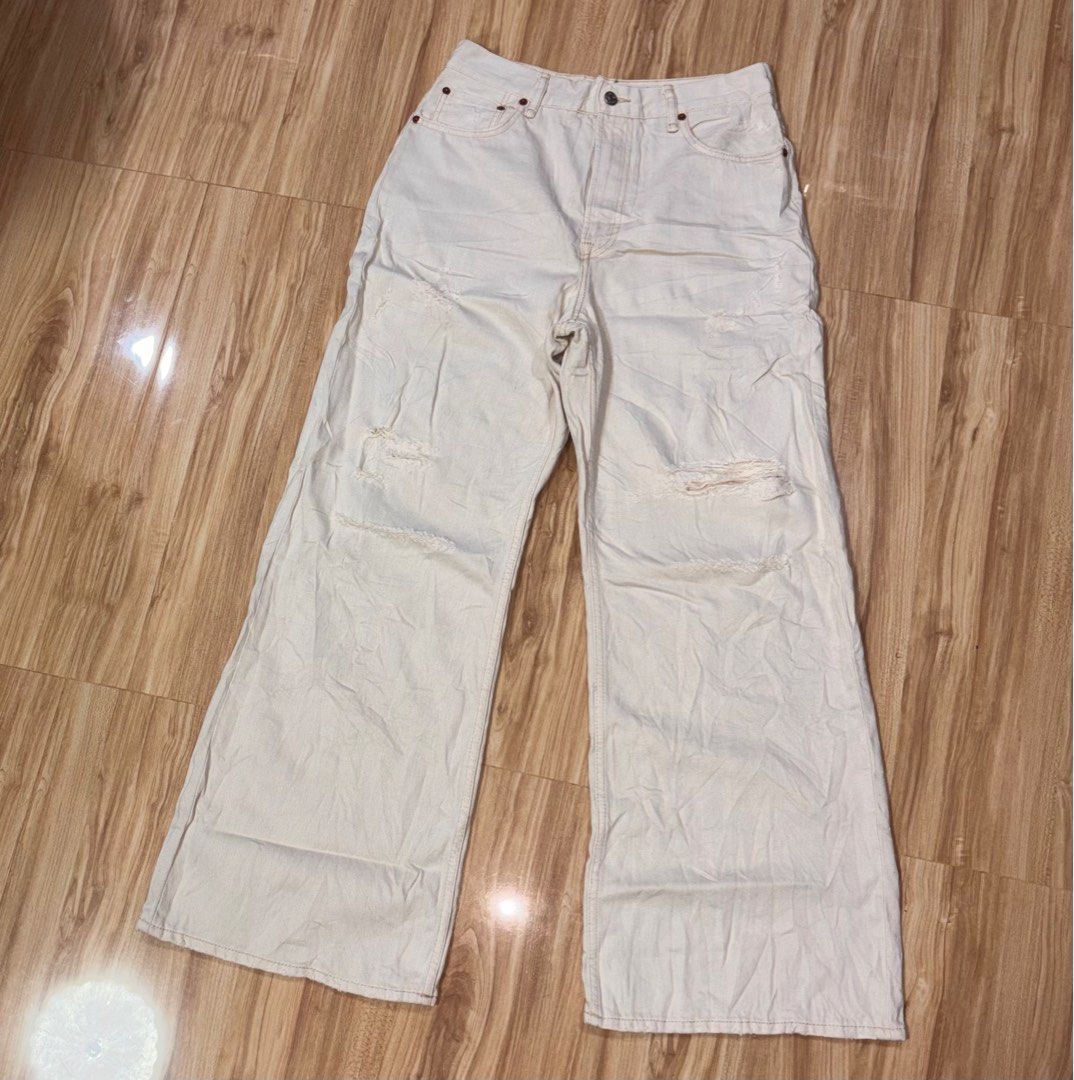 Acne Studios 2022 Spilt White Jeans (Category: Jeans) located in Bago City. Submitted by christiaaan0515 (Listing ID 1413575666, Image 1). Description: - Acne Studios Spilt White Jeans - High-waisted - Distressed details - Size: EUR 29/30 - Made in Italy - Wide leg opening - Two back pockets - Leather Acne Studios logo patch.