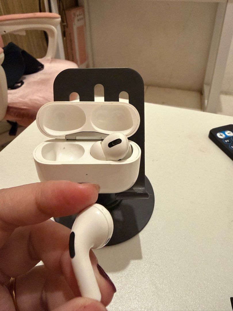 Apple Airpods Pro 1 (preloved) (Category: Earphones) located in Makati City. Submitted by ennaira_16 (Listing ID 1413630096, Image 3). Description: Authentic All goods, all working May dents lang sa case pero not too obvious No box Comes with Lightning cable, charging case, left and right pods RFS: declutter.