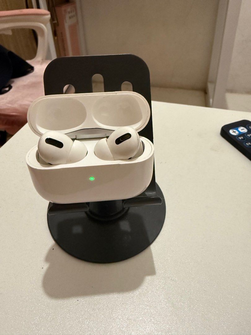 Apple Airpods Pro 1 (preloved) (Category: Earphones) located in Makati City. Submitted by ennaira_16 (Listing ID 1413630096, Image 1). Description: Authentic All goods, all working May dents lang sa case pero not too obvious No box Comes with Lightning cable, charging case, left and right pods RFS: declutter.