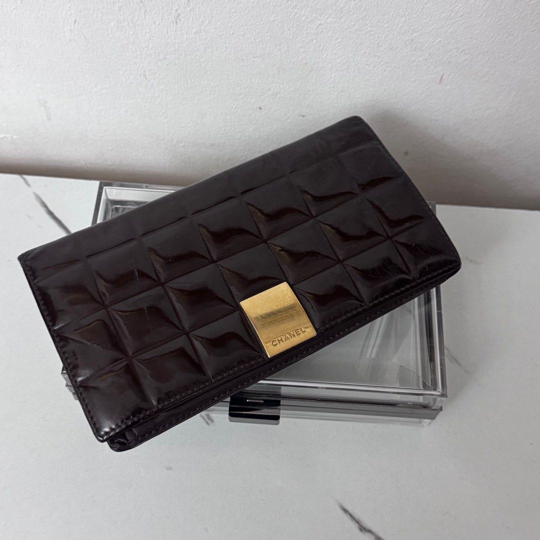 Authentic vintage long wallet (Category: Luxury Bags & Wallets) located in Rizal. Submitted by houseofbell (Listing ID 1413587397, Image 2). Description: Normal sign of usage 💯 authentic Money back guarantee .