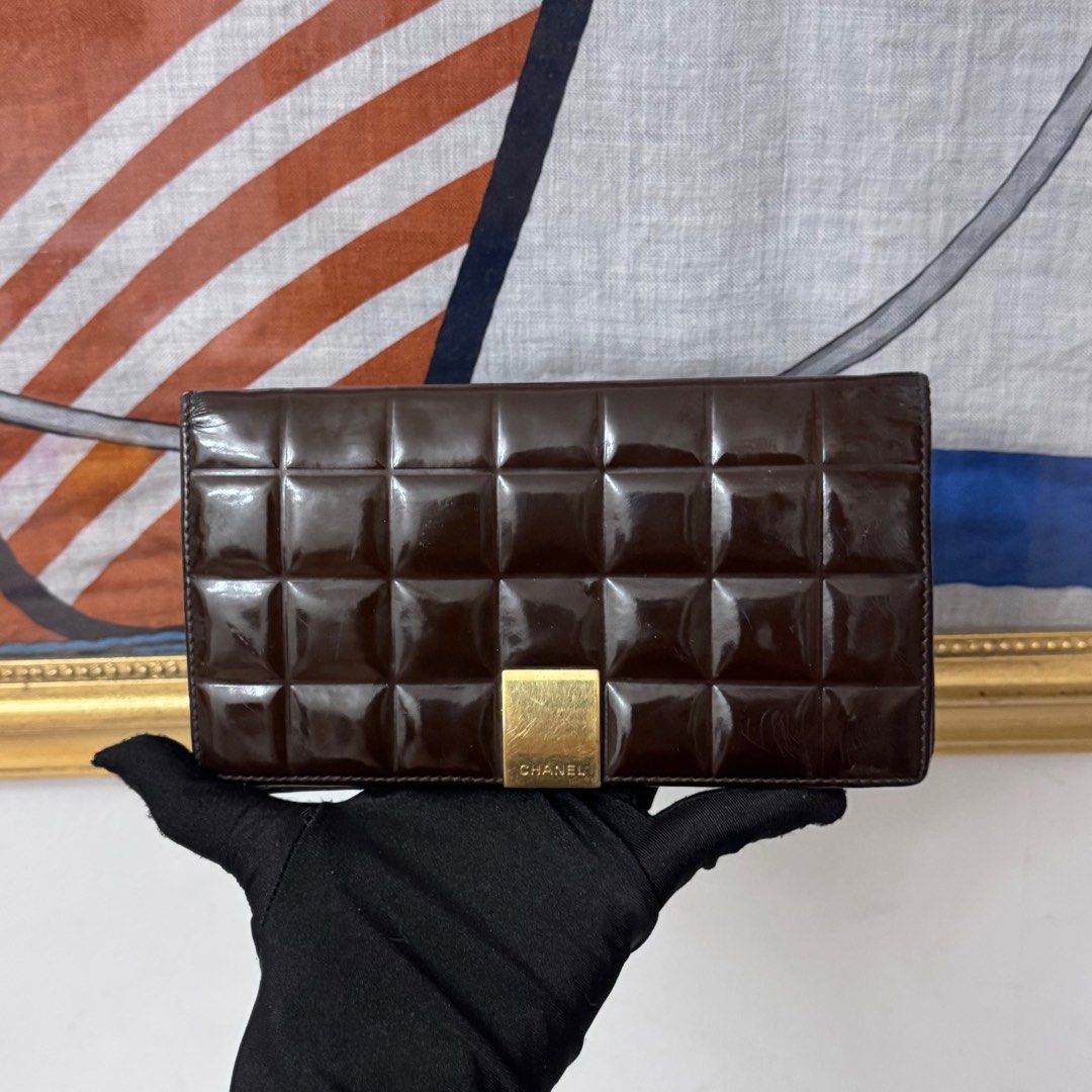 Authentic vintage long wallet (Category: Luxury Bags & Wallets) located in Rizal. Submitted by houseofbell (Listing ID 1413587397, Image 1). Description: Normal sign of usage 💯 authentic Money back guarantee .