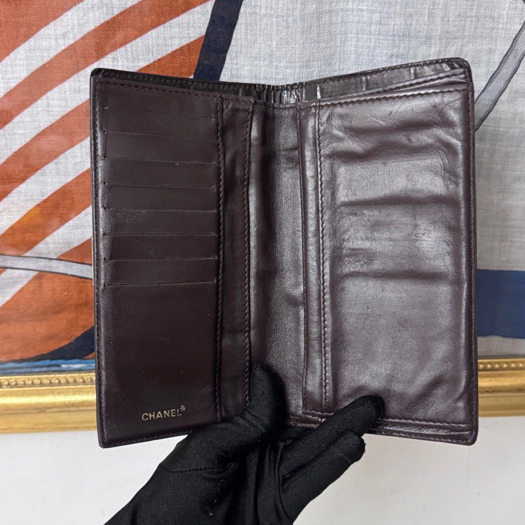 Authentic vintage long wallet (Category: Luxury Bags & Wallets) located in Rizal. Submitted by houseofbell (Listing ID 1413587397, Image 3). Description: Normal sign of usage 💯 authentic Money back guarantee .