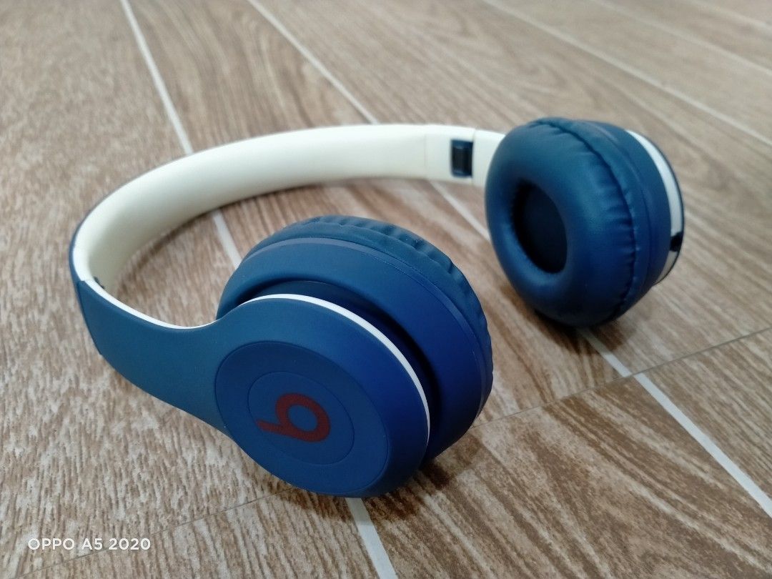 BEATS SOLO 3 BT HEADPHONE (Category: Headphones & Headsets) located in Cabuyao City. Submitted by Bike_Clothing10 (Listing ID 1413480980, Image 3). Description: READ FIRST... FOR SALE: BEATS SOLO 3 ON EAR BLUETOOTH HEADPHONE PRICE: 4K + SF Good Condition All functions working Loud Sound Good Battery life PACKAGE: -Beats Solo 3 unit only -SMS Pouch Bag -Beats Power Adadptor ISSUE: Slight yellow wish sa white part. very tolerable, linisin nio na la