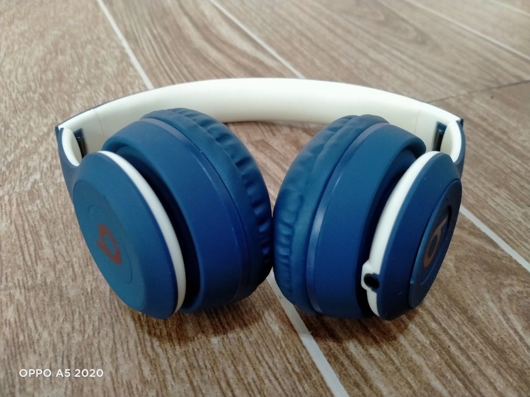 BEATS SOLO 3 BT HEADPHONE (Category: Headphones & Headsets) located in Cabuyao City. Submitted by Bike_Clothing10 (Listing ID 1413480980, Image 2). Description: READ FIRST... FOR SALE: BEATS SOLO 3 ON EAR BLUETOOTH HEADPHONE PRICE: 4K + SF Good Condition All functions working Loud Sound Good Battery life PACKAGE: -Beats Solo 3 unit only -SMS Pouch Bag -Beats Power Adadptor ISSUE: Slight yellow wish sa white part. very tolerable, linisin nio na la