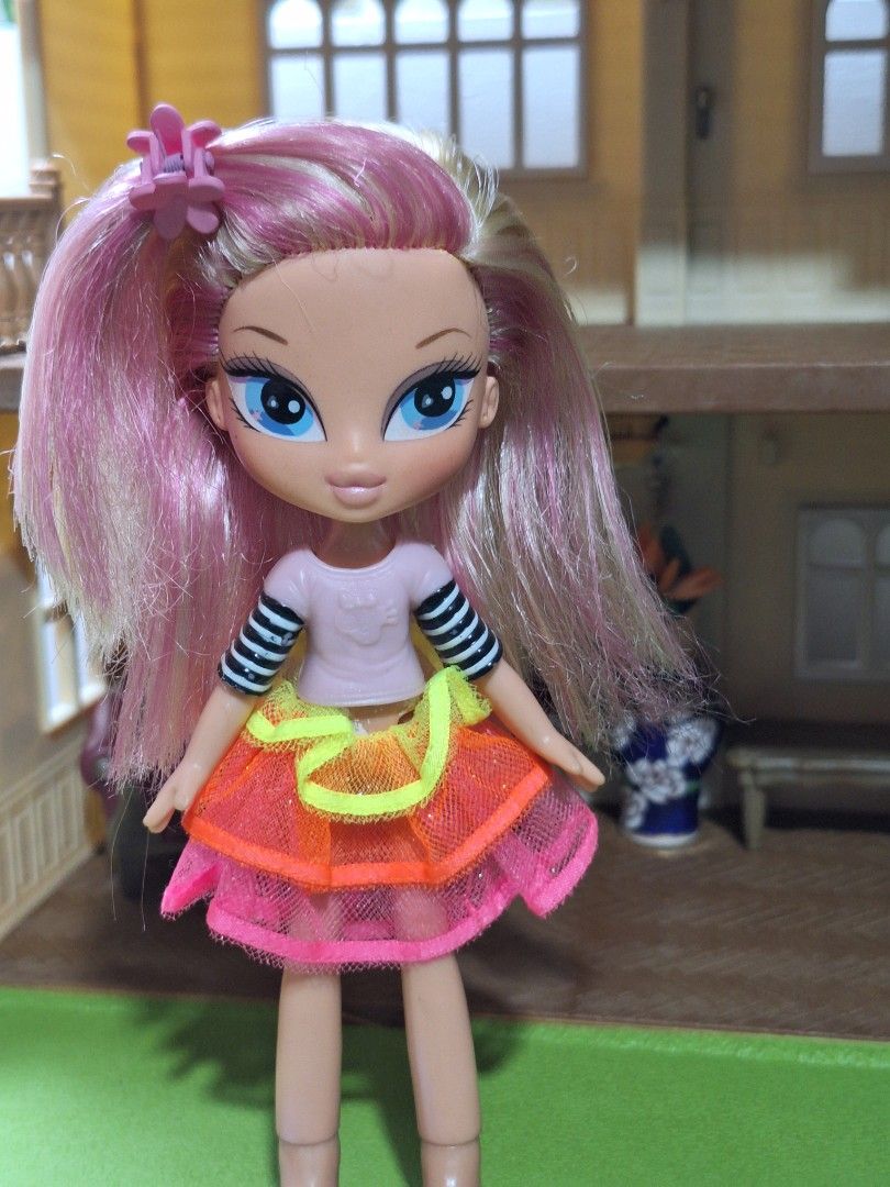 BRATZ TEENS ORIGINAL DOLL (Category: Kids Toys) located in Cavite. Submitted by Mavee (Listing ID 1413573480, Image 2). Description: ORiginal Bratz Teens, pabenta from my Aunty's collection, slightly loose legs not so tight but over all the doll is stil in very good condition' super cute in actual💗.