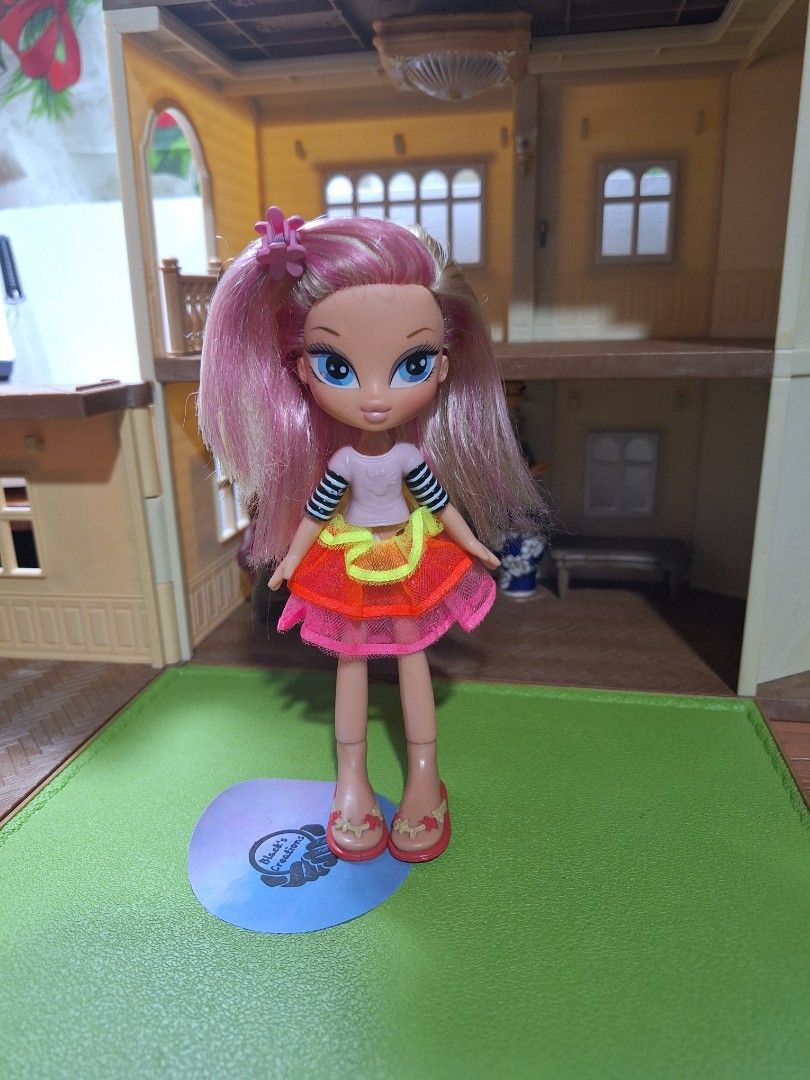 BRATZ TEENS ORIGINAL DOLL (Category: Kids Toys) located in Cavite. Submitted by Mavee (Listing ID 1413573480, Image 1). Description: ORiginal Bratz Teens, pabenta from my Aunty's collection, slightly loose legs not so tight but over all the doll is stil in very good condition' super cute in actual💗.