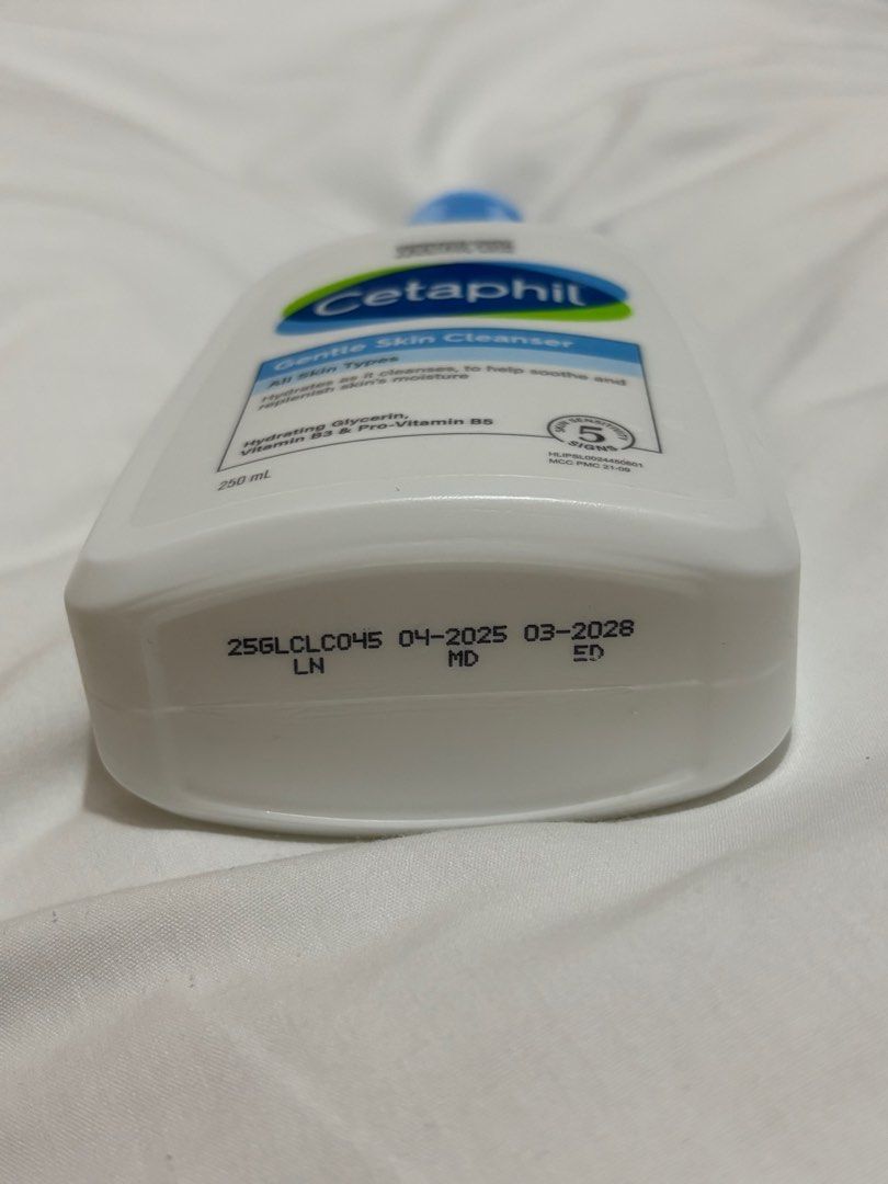 Cetaphil Gentle Skin Cleanser 250mL (Category: Face Care) located in San Fernando. Submitted by cscg_ (Listing ID 1413636141, Image 3). Description: - Approximately 95% remaining - 250mL - ₱400 (Orig price: ₱565).