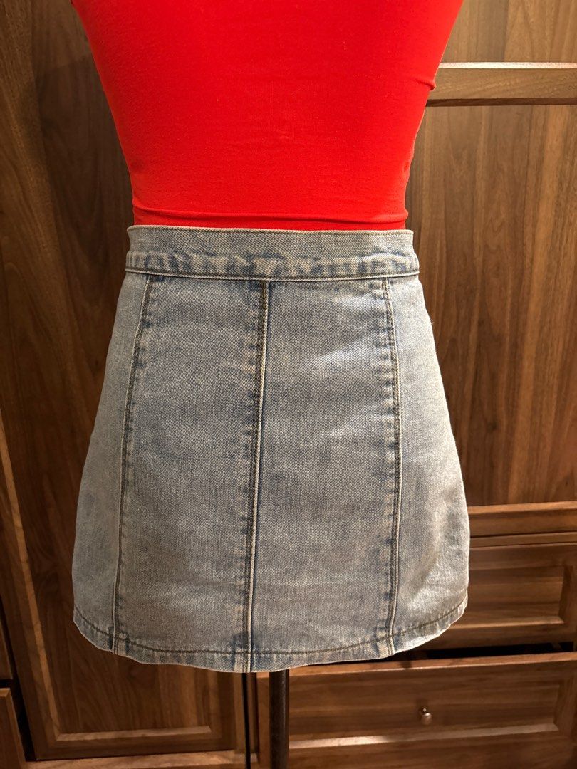 Denim Mini Skirt (Category: Skirts) located in Quezon City. Submitted by kikideclutter (Listing ID 1413570966, Image 3). Description: - Classic denim mini skirt - Light wash - Fitted silhouette - Button closure Fits 24-26 waist.