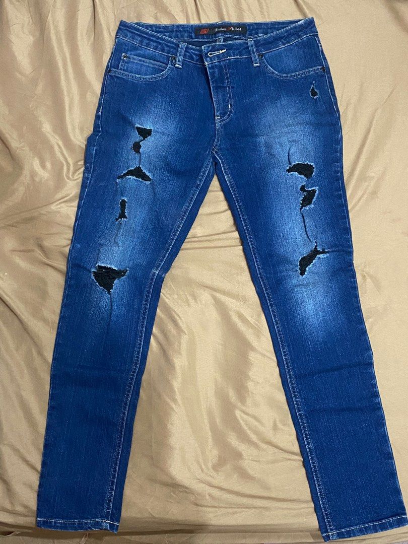 Dickies ripped jeans (low waist) (Category: Jeans) located in Rizal. Submitted by wild.lastly (Listing ID 1413550936, Image 1). Description: 32 on tag size for waist 36 cm length .