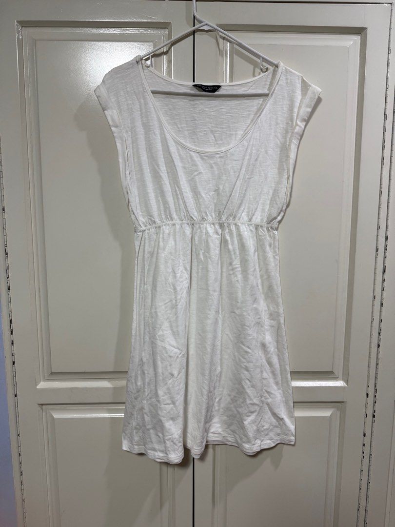 Dorothy Perkins White Dress (Category: Dresses) located in Manila. Submitted by maag16 (Listing ID 1413627989, Image 1). Description: - Dorothy Perkins white dress - Features a scoop neckline and cap sleeves - Elasticated waist - Size: UK 12, Euro 40 - L from shoulder to end taken from front: 35.5 in - Simple and versatile design.