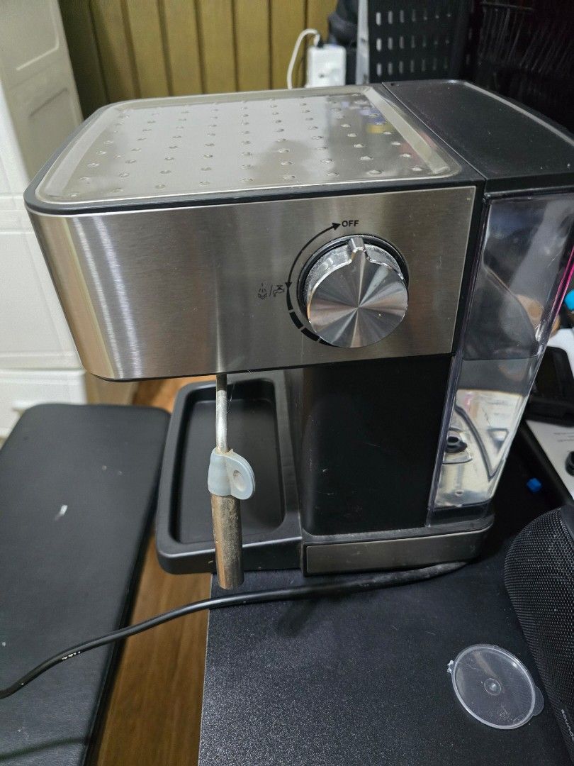 esspresso maker (Category: Coffee Machines & Makers) located in Quezon City. Submitted by martinalejandrino (Listing ID 1413641641, Image 2). Description: well used. working ung esspresso maker complete set din naman. di ko lang sure ung milk frother. tagal na hindi nagagamit..