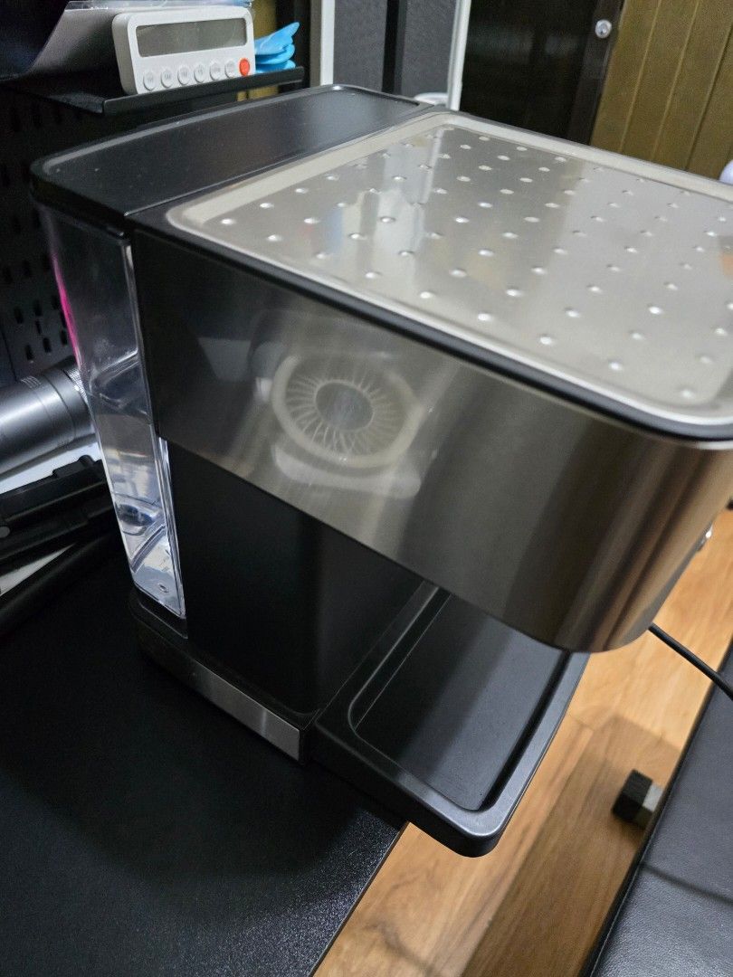 esspresso maker (Category: Coffee Machines & Makers) located in Quezon City. Submitted by martinalejandrino (Listing ID 1413641641, Image 3). Description: well used. working ung esspresso maker complete set din naman. di ko lang sure ung milk frother. tagal na hindi nagagamit..
