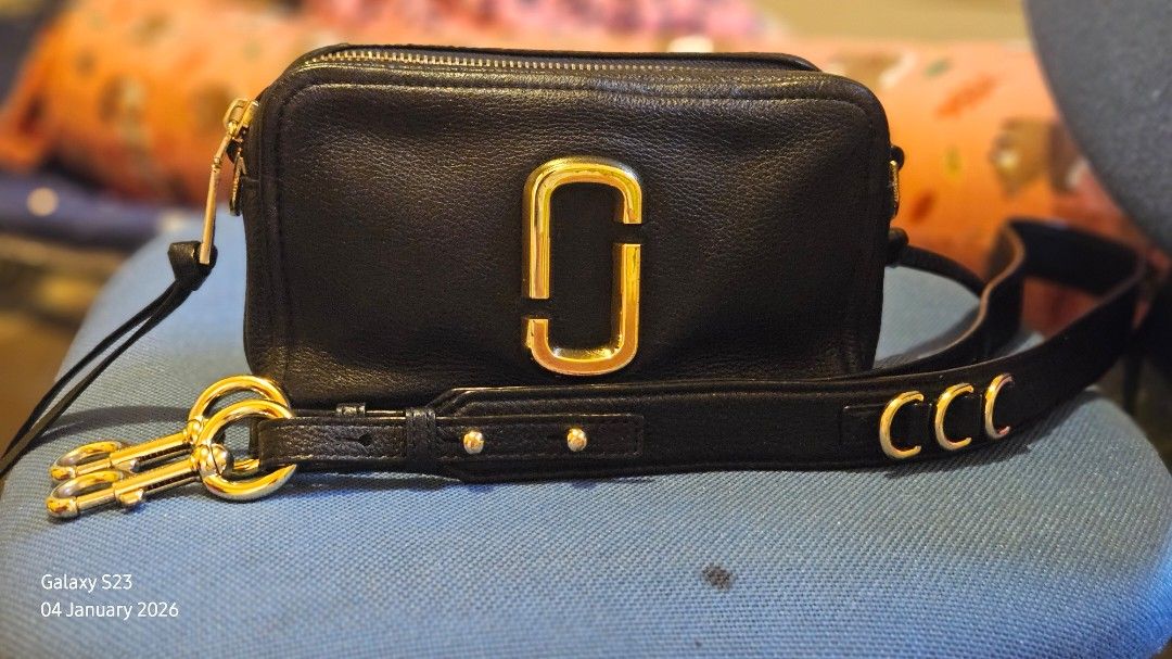 💯Guaranteed Original Marc Jacobs Softshot 21- Black (Category: Luxury Bags & Wallets) located in Batangas. Submitted by teacherpaw (Listing ID 1413221864, Image 1). Description: - Authentic Marc Jacobs handbag - Black leather exterior - Gold-tone hardware - Double zip closure - Detachable shoulder strap - Marc Jacobs logo detail - Interior tag visible Purchased from Japan Rare color (black) ito ung khit anong color ng damit mo babagayan tlga at 