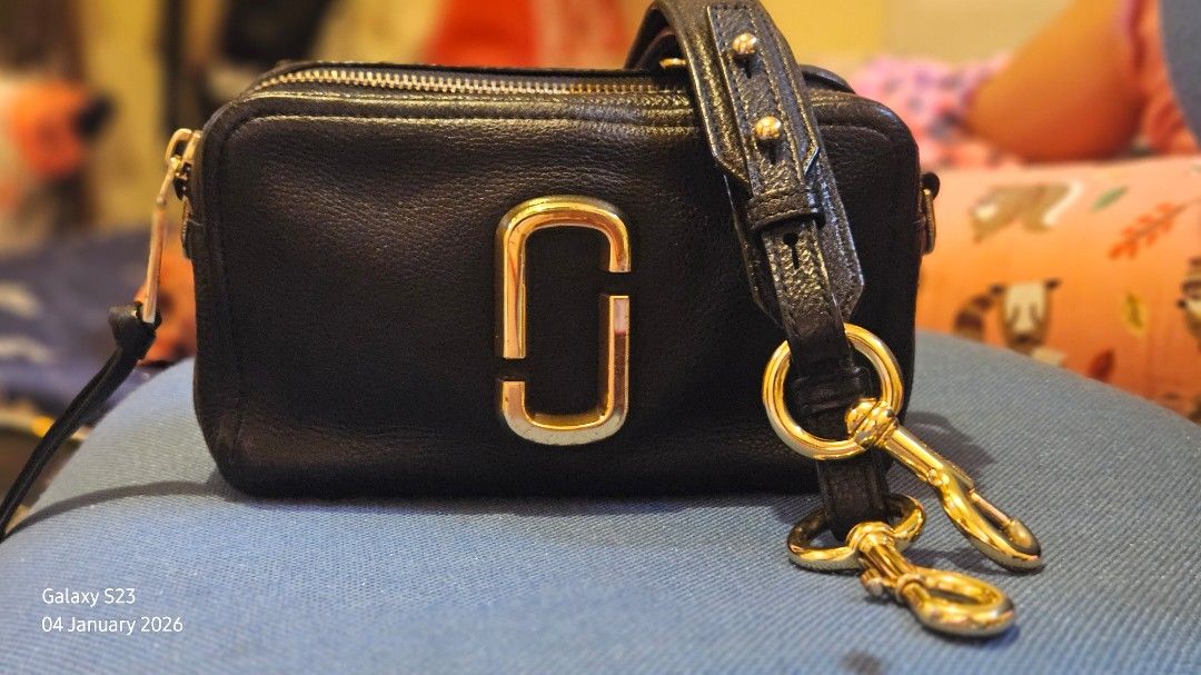 💯Guaranteed Original Marc Jacobs Softshot 21- Black (Category: Luxury Bags & Wallets) located in Batangas. Submitted by teacherpaw (Listing ID 1413221864, Image 2). Description: - Authentic Marc Jacobs handbag - Black leather exterior - Gold-tone hardware - Double zip closure - Detachable shoulder strap - Marc Jacobs logo detail - Interior tag visible Purchased from Japan Rare color (black) ito ung khit anong color ng damit mo babagayan tlga at 