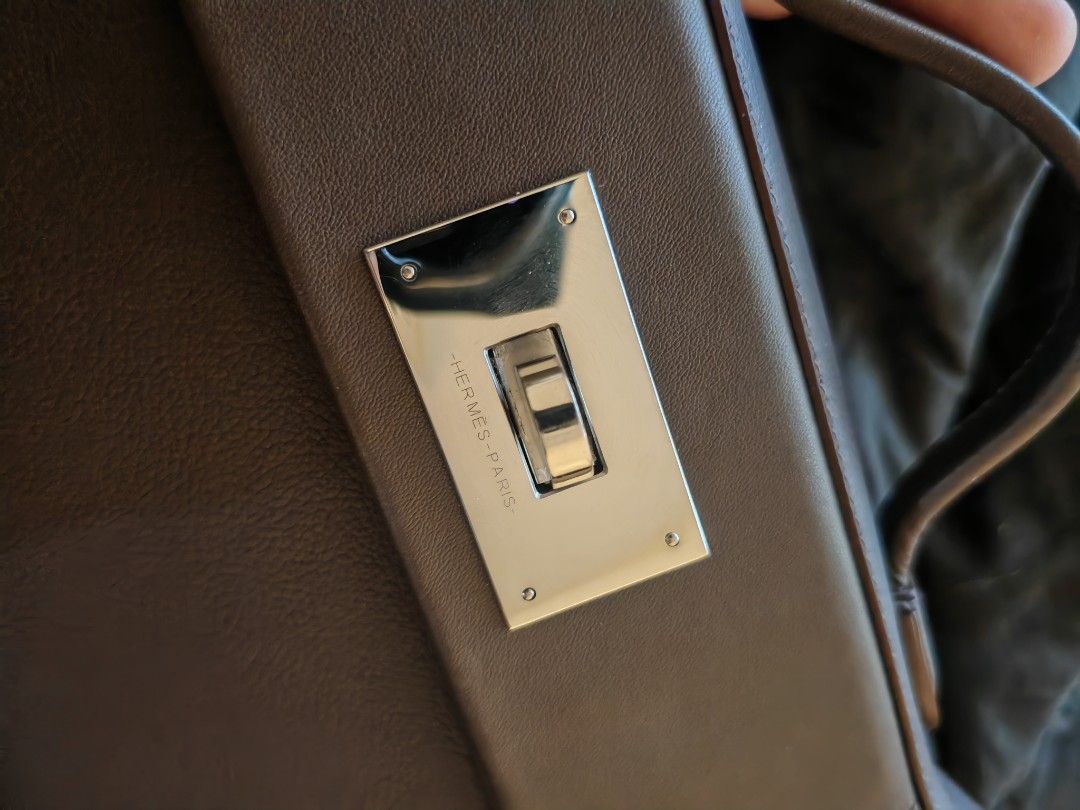 Hermes mini 24/24 (Category: Luxury Bags & Wallets) located in Manila. Submitted by shoppingspree008 (Listing ID 1413486301, Image 3). Description: - mini 24/24 with top handle and detachable shoulder strap - Silver-tone clasp with "Hermes Paris" logo - Structured design with flap closure - Textured exterior - Includes a back pocket - with dust bag.