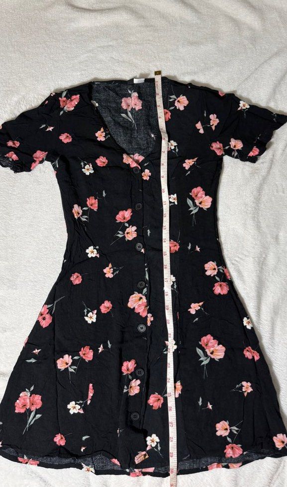 H&M Divided Floral Dress (Category: Dresses) located in Makati City. Submitted by avomango (Listing ID 1408534931, Image 2). Description: •V-neckline and button-down front. • Fitted silhouette (stretchable) • Lightweight fabric • Dress length: 29 inches • SRP: 1450.