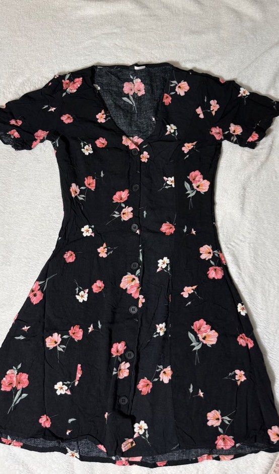 H&M Divided Floral Dress (Category: Dresses) located in Makati City. Submitted by avomango (Listing ID 1408534931, Image 1). Description: •V-neckline and button-down front. • Fitted silhouette (stretchable) • Lightweight fabric • Dress length: 29 inches • SRP: 1450.