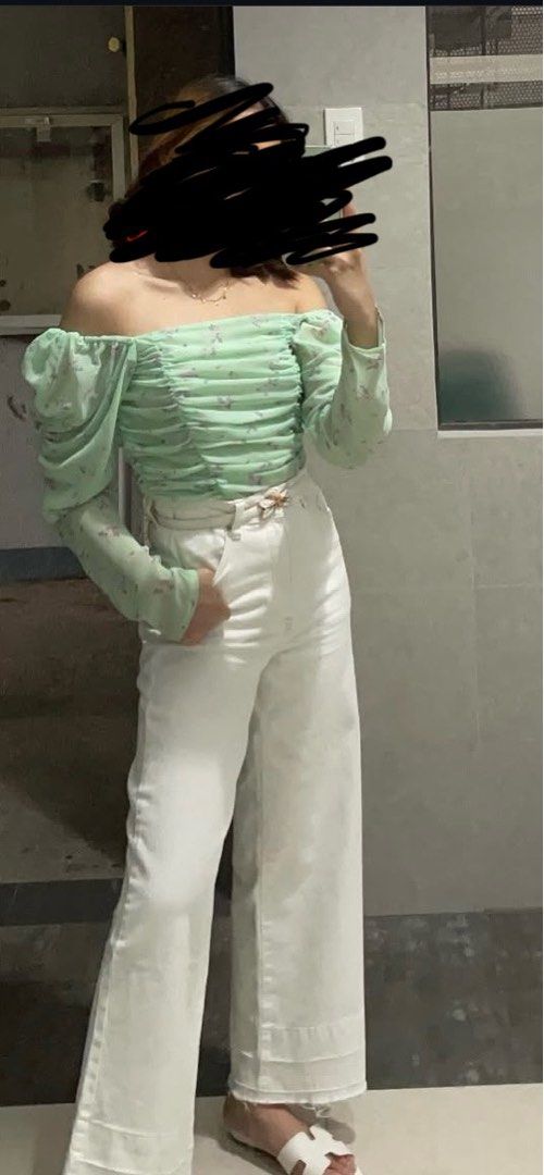 H&M Divided Floral Top (Category: Sleeveless) located in Paranaque City. Submitted by maryporras (Listing ID 1413297642, Image 3). Description: - H&M Divided floral top - Features a light green color with purple and white floral print - Design: Long sleeves and gathered bodice - Size: EUR 36, UK 8, CN 160/84A.