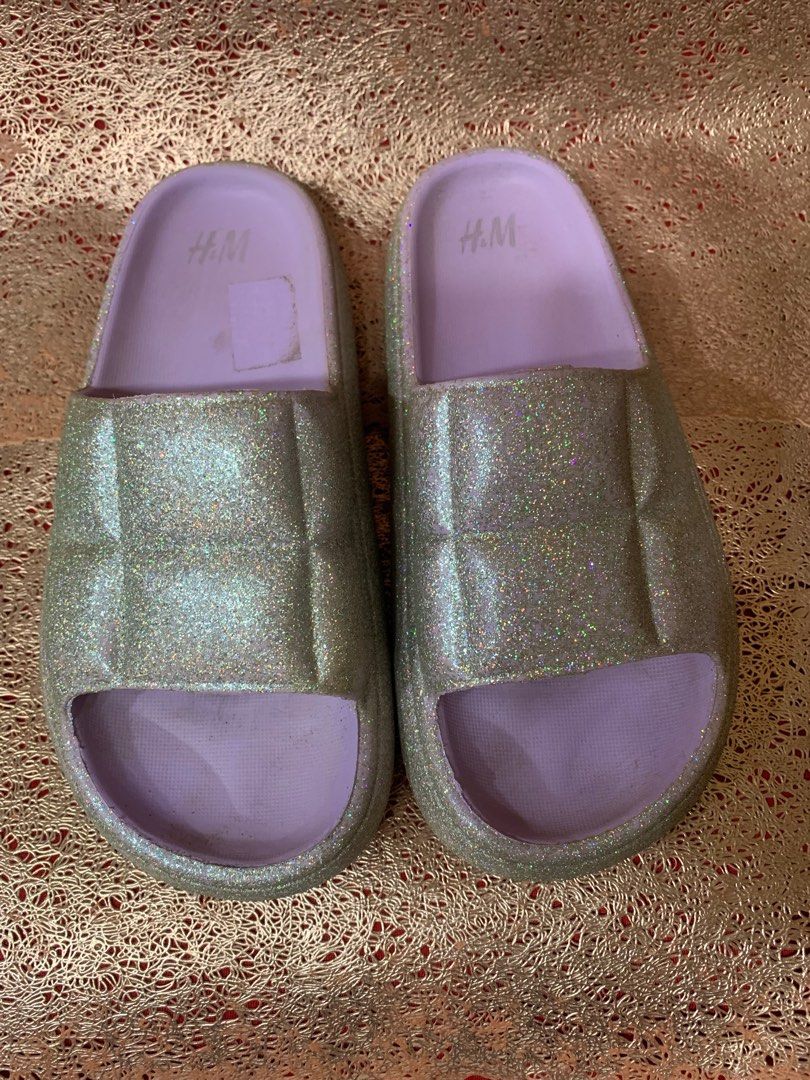 H&M Slippers and slides (Category: Slippers and slides) located in Davao. Submitted by mj_2021 (Listing ID 1413448806, Image 1). Description: Original H&M (size 40-41) US8 Like new condition bagay sa bahay, sa beach (light violet with glitter).
