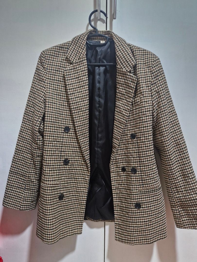 Houndstooth Double-Breasted Blazer - Size S (Category: Coats, Jackets and Outerwear) located in Makati City. Submitted by checatan000888 (Listing ID 1413495009, Image 3). Description: - Stylish houndstooth blazer - Double-breasted design - Features a notched lapel - Button closure - Black lining - Size: Small to Medium - Perfect for casual or formal wear.