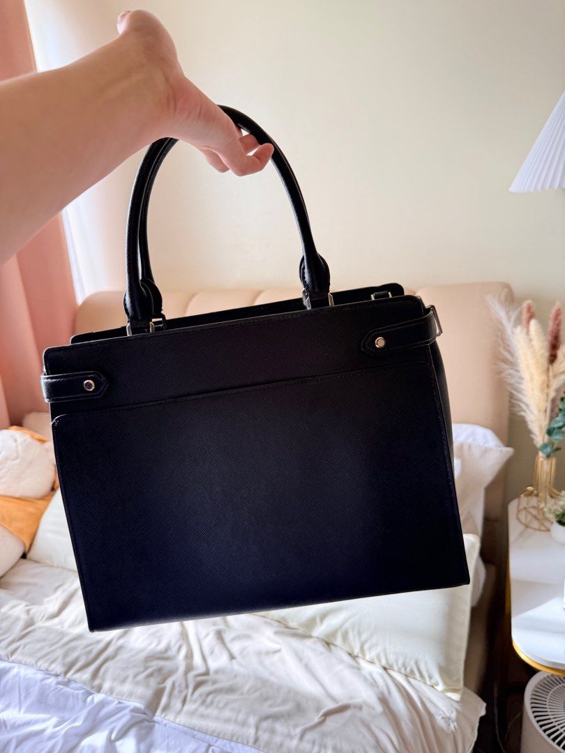 Kate Spade Large Staci Satchel (Category: Luxury Bags & Wallets) located in Manila. Submitted by k0701_01 (Listing ID 1413507190, Image 3). Description: - super good condition, minima signs of usage - alagang alaga, first luxury work bag ko po ito - selling low - no issues - loc: vertis north QC.
