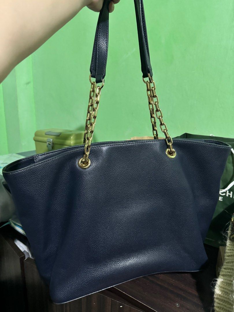 Michael Kors Tote Bag with Chain Straps (Category: Luxury Bags & Wallets) located in Quezon City. Submitted by audrey.29 (Listing ID 1413434343, Image 2). Description: bought for 15k nego.