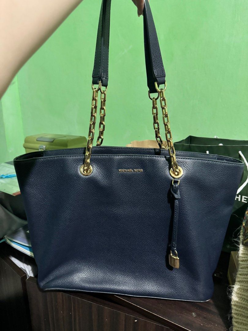 Michael Kors Tote Bag with Chain Straps (Category: Luxury Bags & Wallets) located in Quezon City. Submitted by audrey.29 (Listing ID 1413434343, Image 1). Description: bought for 15k nego.