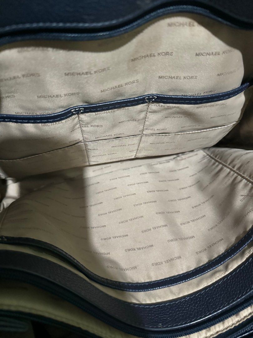 Michael Kors Tote Bag with Chain Straps (Category: Luxury Bags & Wallets) located in Quezon City. Submitted by audrey.29 (Listing ID 1413434343, Image 3). Description: bought for 15k nego.