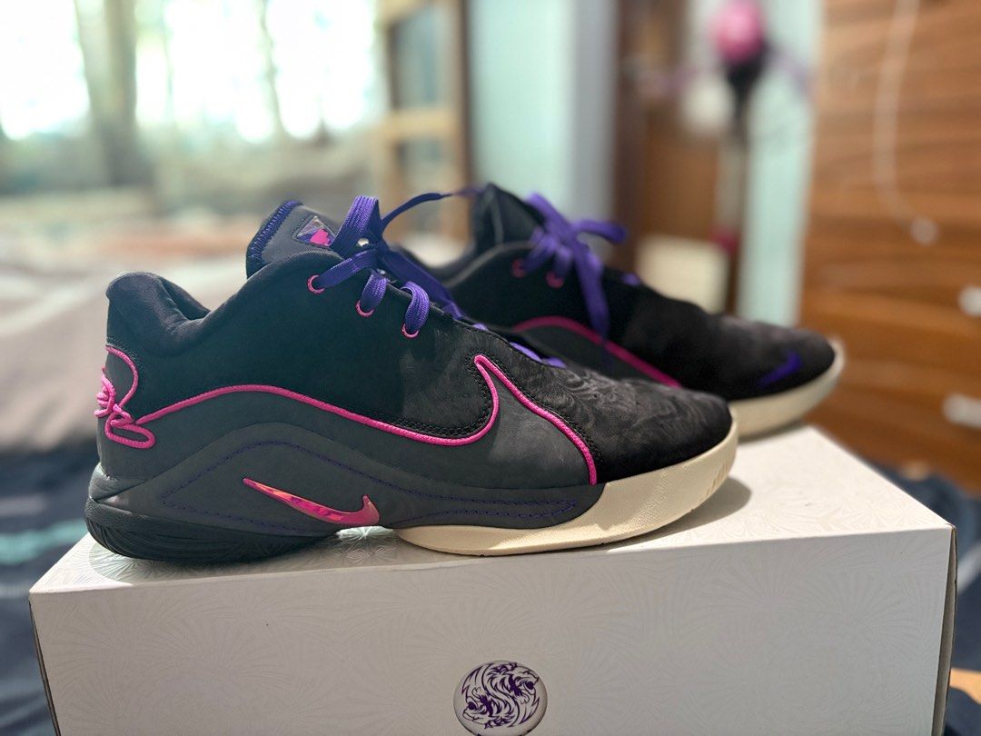 Nike LeBron XXII EP Black Fuchsia (Category: Sneakers) located in Caloocan City. Submitted by gboy_01 (Listing ID 1413497384, Image 3). Description: Details: Product: LEBRON XXII EP Color: BLACK/LASER FUCHSIA-DARK GREY NOIR/GRIS FONCE/FUSHIA LASER Size: US 10.5 Rfs: Too many shoes Usage: wooden basketball court 1-2x a month (pampapawis na basketball lang).