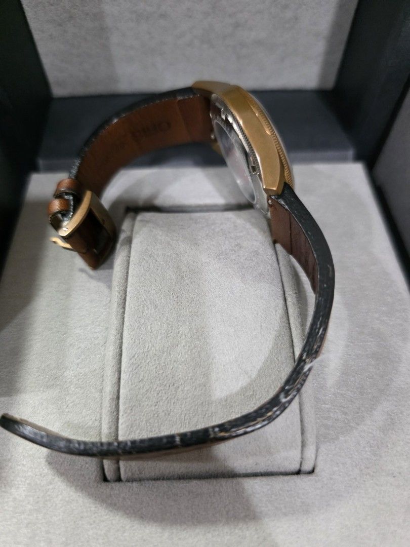 Oris Big Crown Pointer Date Bronze (Category: Luxury Watches) located in Las Pinas. Submitted by owieeee (Listing ID 1413542280, Image 3). Description: Oris Big Crown Pointer Date watch with a bronze case and a green dial. It features a brown leather strap. The watch comes with its original box. The dial has Arabic numeral hour markers and a date display. Bronze on Green dial 40mm Local Unit - Citizen Emporium SM Manila Only issue - Strap separat