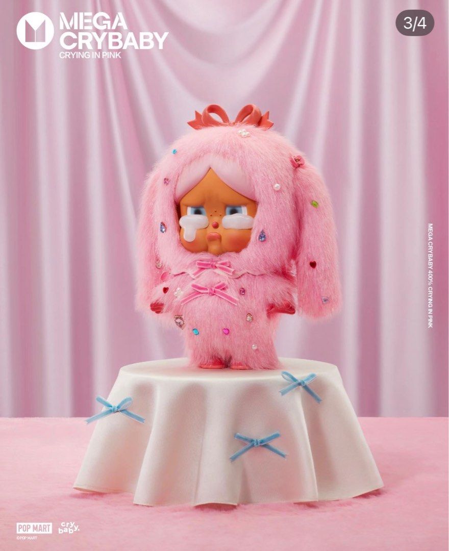 POP MART MEGA CRYBABY Crying in Pink （分類：設計師玩具及盲盒）位於 Hong Kong。 由 ellenellenlo 提交（商品編號 1413570837，圖片 1）。簡介： POP MART MEGA CRYBABY Crying in Pink。可愛的粉色毛絨設計，配有可拆卸的毛絨外套和多種配件。娃娃本身有著獨特的哭泣表情，並點綴著閃亮的寶石。非常適合收藏或作為禮物。。