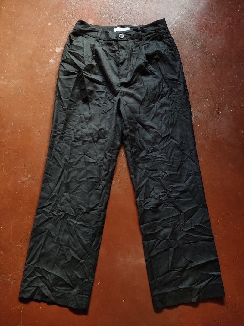 Prada Square Pants (Category: Luxury Apparel) located in Quezon City. Submitted by thrifting-dnx095 (Listing ID 1413619892, Image 1). Description: Excellent Condition ✅ fresh from the bale color rate 9.8/10 or perfect 10 Prada 28 Waistline x 38 length / 9 leg hole.