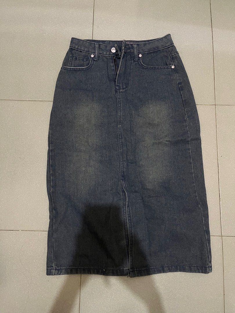 PRE LOVED BEEPOP Denim Midi Skirt (Category: Skirts) located in Cabanatuan. Submitted by moncart (Listing ID 1413586572, Image 1). Description: - Size Small 25-26 Mode of payment - bank transfer/gcash Mode of delivery - jnt/lbc 📍Cabanatuan, Nueva Ecija.