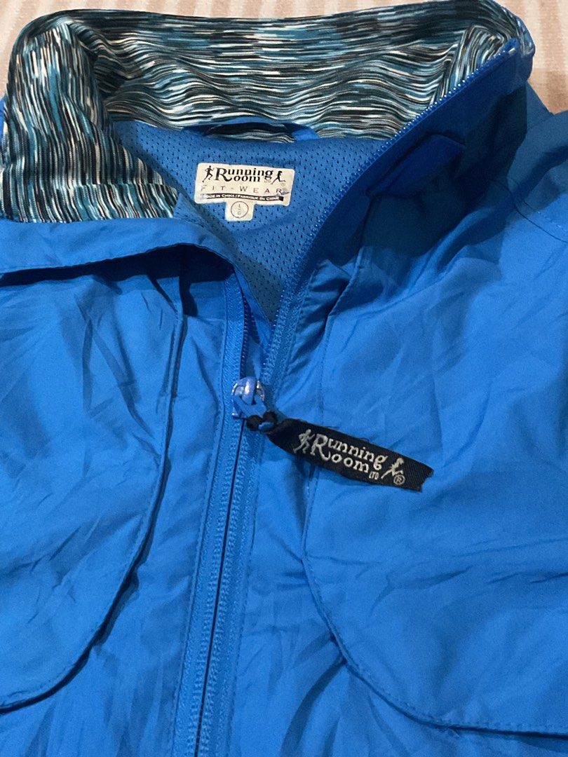 Running Room Fit-Wear Blue Jacket (Category: Coats, Jackets and Outerwear) located in Manila. Submitted by junasssithriftedd (Listing ID 1413501891, Image 2). Description: Running Room Sports jacket changeable into vest.