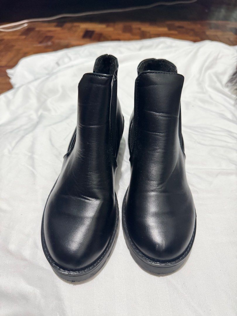 SHein Black Chelsea Ankle Boots (Category: Boots) located in Quezon City. Submitted by lovedbyrona (Listing ID 1413642260, Image 3). Description: - Black Chelsea boots - Size 35/ 5 -used only once - Durable sole and thick heels - Breathable interior - Made with high-quality fabric - Classic style - Perfect for everyday wear.