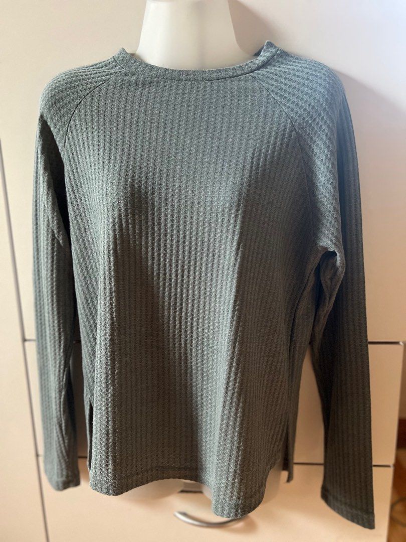 Shein Waffle Knit Top (Category: Blouses) located in Bulacan. Submitted by monaami (Listing ID 1413437228, Image 1). Description: - Shein waffle knit top - Solid gray color - Size M - Long sleeves - Round neckline - Relaxed fit - Made in China.