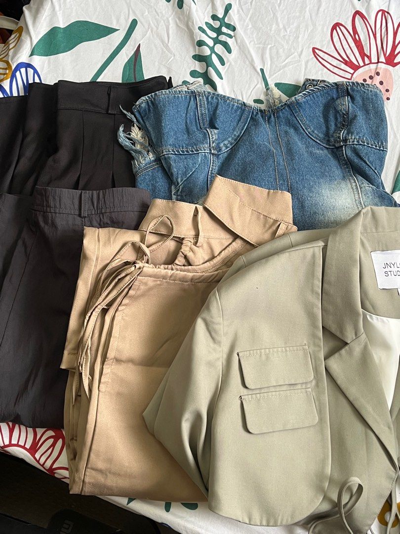 Singlets (Category: Shirts) located in Bentong. Submitted by xiumunyap (Listing ID 1413561887, Image 3). Description: bundle sale All in good condition , each picture 5pcs RM50 ,first page all the top 15pic R m30.