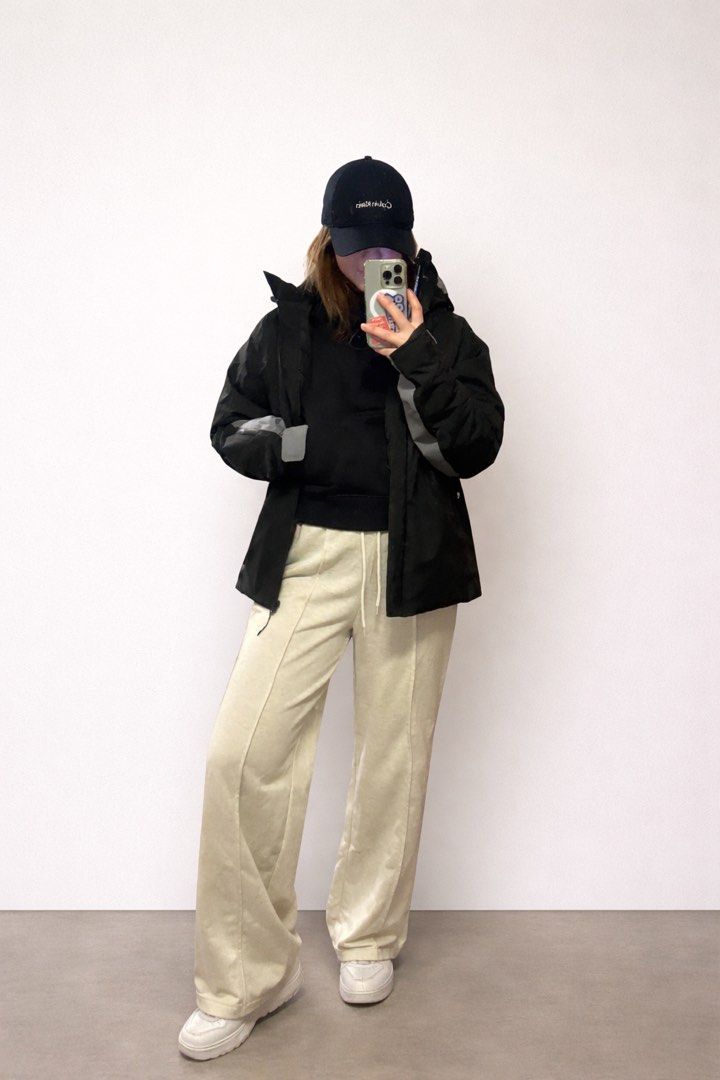 Ski Down Jacket - Small (Category: Coats, Jackets and Outerwear) located in Singapore. Submitted by slhng (Listing ID 1413567652, Image 5). Description: Mens Ski Winter Down Jacket - 500. Used for just one season and still in great condition. Warm, comfy, waterproof and slope-ready ❄️ Perfect for skiing, snowboarding or any cold-weather travel. Key Features: • Down & feather insulation – warm yet lightweight • Snow skirt – keeps snow out • Ventil