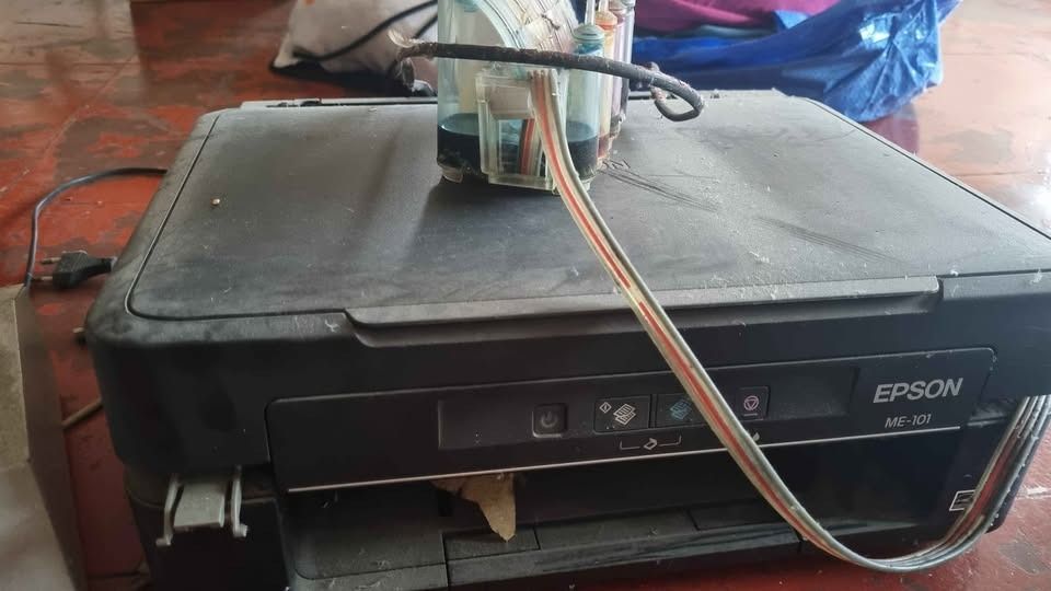 Sold as defective Espon printer ME-101 & Laminator Set (Category: Printers, Scanners & Copiers) located in Manila. Submitted by jredkai20096280 (Listing ID 1413518199, Image 1). Description: - Epson ME-101 inkjet printer (Model C462F) Untested po yung dalawang units .