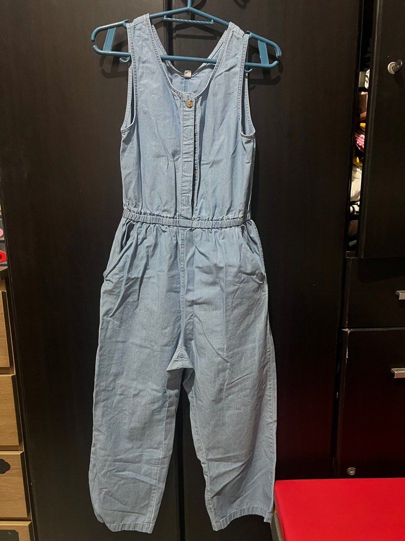 Uniqlo Denim Jumpsuit - Size 140 (Category: Babies & Kids Fashion) located in San Mateo. Submitted by junked (Listing ID 1413616997, Image 1). Description: - Uniqlo denim jumpsuit - Size: 140 - Color: Light Blue - Sleeveless design - Button-up front - Elastic waistband - Two front pockets.