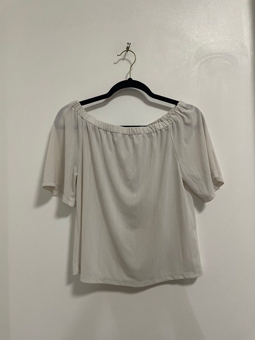 UNIQLO White Off Shoulder Top (S) (Category: Blouses) located in Quezon City. Submitted by daiannic (Listing ID 1413614292, Image 1). Description: Uniqlo White Off Shoulder Top (S) • P200 only • barely used; & in pristine condition! • in color white • Size S on tag but will fit S-M • MOP: GCash / BDO / BPI Last price posted!!! Will not entertain low ballers. No haggling please. Item is in excellent condition. 🤍 Delivery can be via lalamove for s