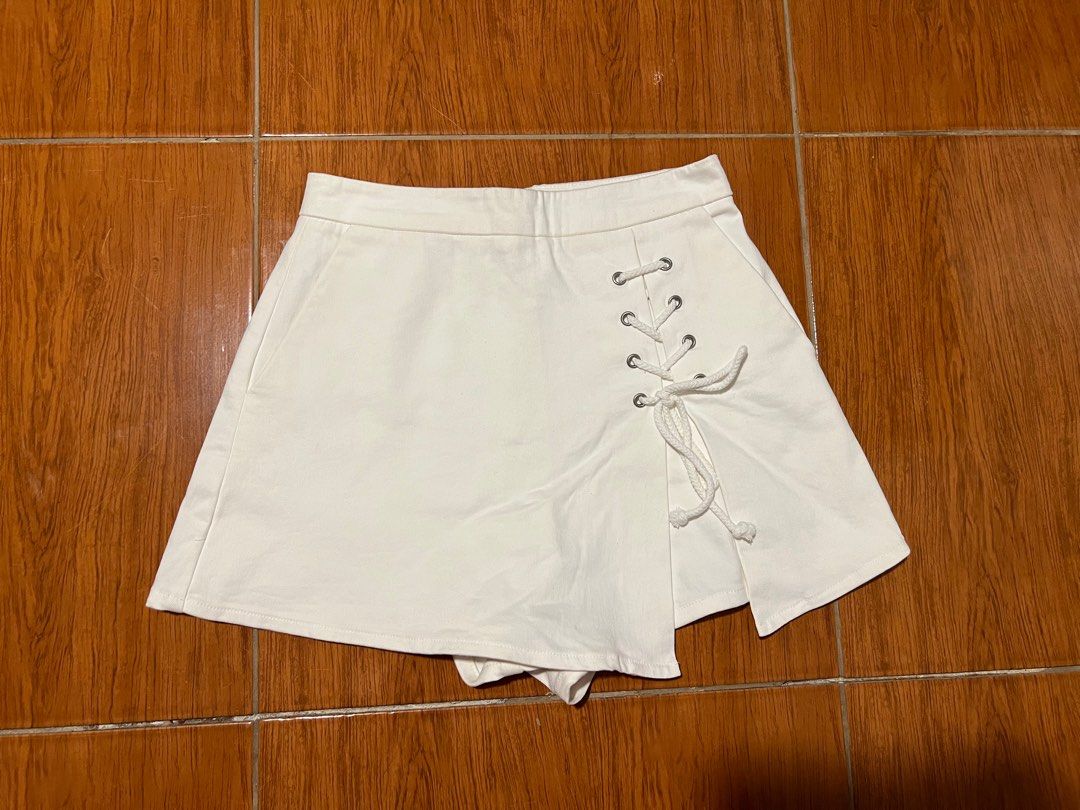 Vero Moda Denim White Lace Up Skort (Category: Shorts) located in Quezon City. Submitted by declutterwithrei (Listing ID 1413597229, Image 1). Description: Vero Moda Denim white shorts. Lace-up side detail, back zipper, and front split. Size XS. waist: for size 23-24 (12 inches when laid flat) length: 12.3 inches ❗️No when worn, this doesn’t fit me anymore :).