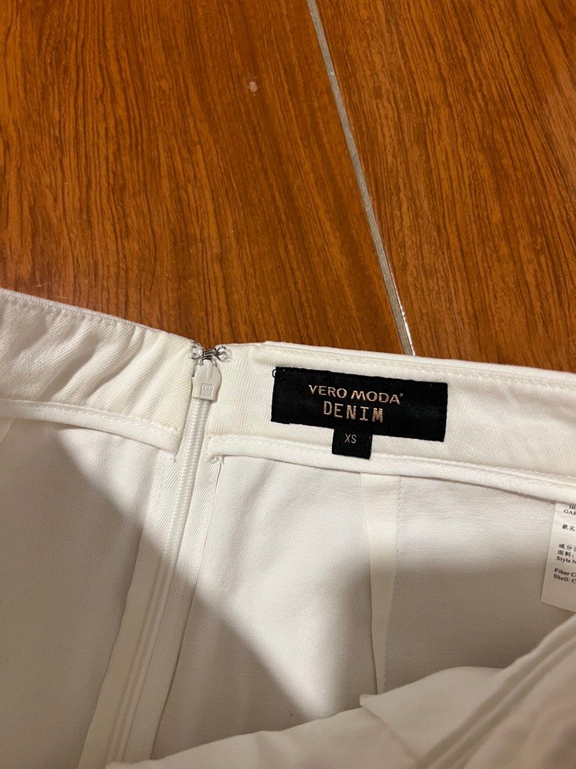 Vero Moda Denim White Lace Up Skort (Category: Shorts) located in Quezon City. Submitted by declutterwithrei (Listing ID 1413597229, Image 2). Description: Vero Moda Denim white shorts. Lace-up side detail, back zipper, and front split. Size XS. waist: for size 23-24 (12 inches when laid flat) length: 12.3 inches ❗️No when worn, this doesn’t fit me anymore :).